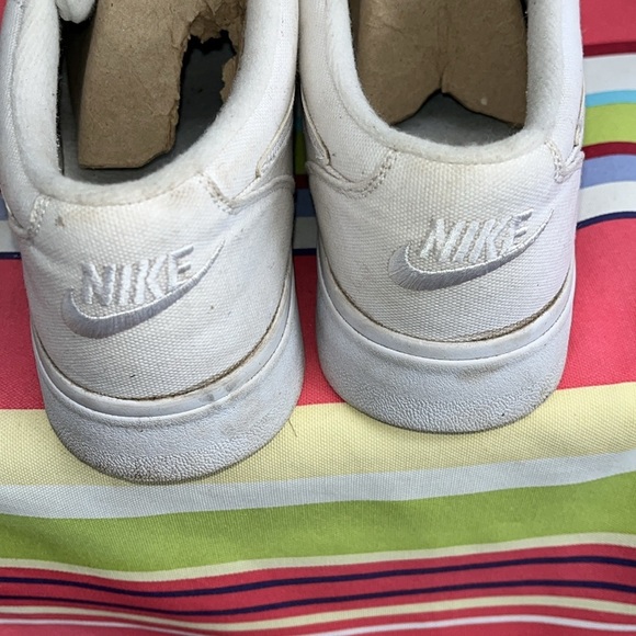 EUC WOMEN’S 12 WHITE NIKE CANVAS TENNIS SHOES - Picture 7 of 8